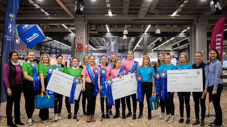 Vinnarna Dalby Ryttarförening (rosa), andraplats Gävle Ponnyklubb (grönt) och på tredjeplats Malung-Sälens Ridklubb (blått).
