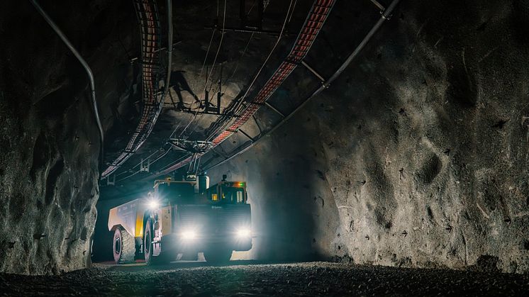 Bilderna visar den batterielektriska trolley-gruvtrucken som kör uppför rampen på den 800 meter långa testbanan i Rävliden, Kristinebergsgruvan.  