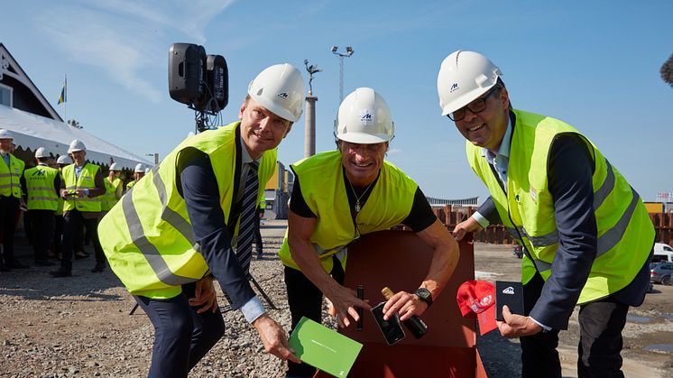 Peter Danielsson, Petter Stordalen och Magnus Skiöld fyller tidskapseln med ting från 2017. Kapseln ska gjutas in i hotell- och kongressanläggningen Clarion Hotel SeaU Helsingborg. 