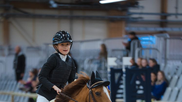 Alvesta tjejen Ayleen Ejderland, 11 år, från Växjöortens Fältrittklubb fick tillsammans med B-ponnyn Kiltara Pringle ta täten i Jönköping Horse Show 2022's första ärevarv