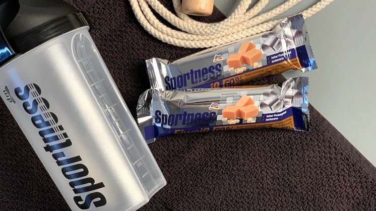 Der neue ​Sportness 60 % Eiweißriegel Caramel-Toffee-Crisp ist erst seit kurzem bei dm erhältlich