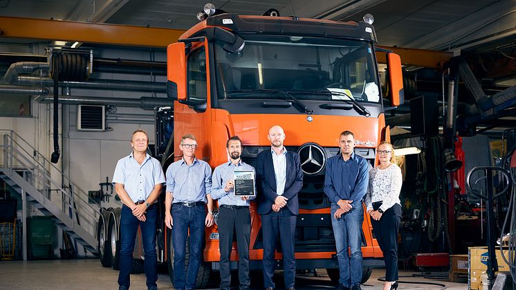 HMF, Brdr. Plagborg og SAWO er nu alle Mercedes-Benz certificeret. Fra venstre: Jørn Frilund Pedersen, Morten Allerød og Jacob Winther Larsen fra SAWO samt Henrik Christensen, Morten Østergaard Hansen og Tina Skousgaard fra Mercedes-Benz Trucks.