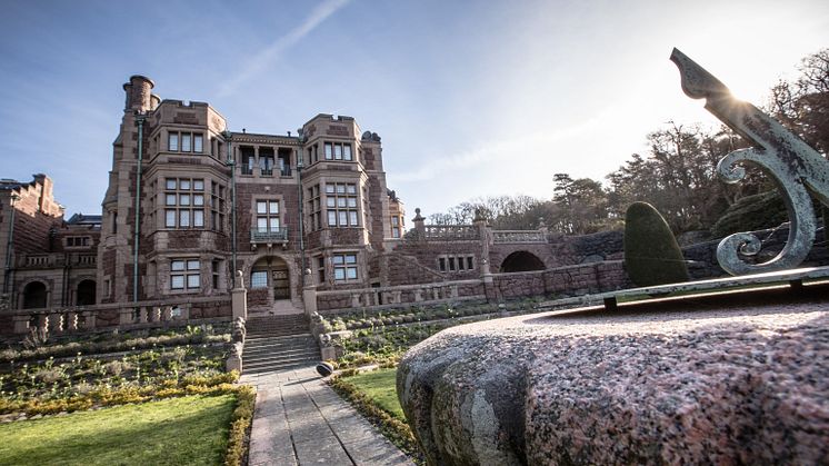 Hemesterbussen kör till Tjolöholms Slott, Äskhults by och Stättareds 4H-gård under sju veckor i sommar.