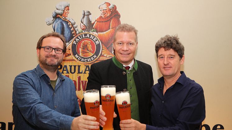 Stefan Betz, Andreas Steinfatt und RIchard Oehmann (v.links) stoßen auf den Nockherberg 2018 an
