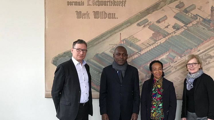 Die Kulturabteilung der Botschaft Kameruns zu Besuch an der TH Wildau: Yves Banga und Dr. Maryse Nsangou Njikam (m.), empfangen von Prof. Dr. Michael Herzog (l.) und TH- Präsidentin Prof. Dr. Ulrike Tippe (r.)