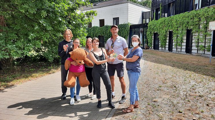 Alexandra Neuhäuser, Kiara Busch, Finn Leißner, Michael Blüthner (Klassenlehrer), Peggy Busch (Mama von Kiara) übergaben die Spende an Kerstin Stadler von Bärenherz (re.)