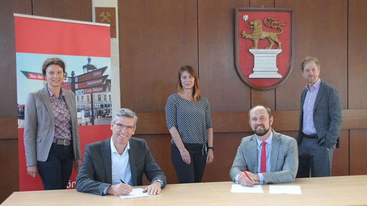 Dr. Stephan Tenge (v. l.) und Malte Schneider unterzeichneten die neuen Konzessionsverträge