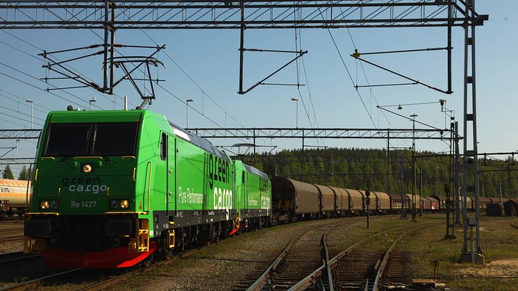Green Cargo kommer att använda Re-lok till LKAB:s insatståg. På bilden drar de ståltåget 9107 (arkivbild). Foto: Green Cargo AB