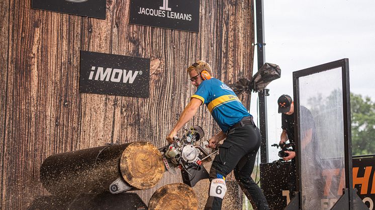 Emil Hansson, 21, tog hem segern efter en imponerande tid i grenen Hot Saw. Titeln som nordisk mästare innebär dessutom att det blir Hansson som representerar Sverige i individuella VM, som i år arrangeras i Partille Arena. Foto: STIHL TIMBERSPORTS®