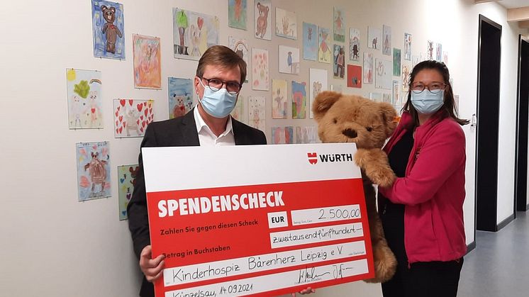 Würth-Niederlassungsleiter für Leipzig und Umgebung, Frank Stehfest, übergibt den Spendenscheck an die Geschäftsführerin des Bärenherz-Fördervereins, Ulrike Herkner