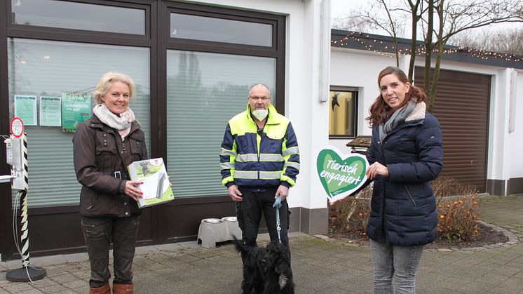 Foto v.l.: Veronika Kröger, Vertriebsleiterin Animal Central Europe bei Wahl GmbH, Frank Schankat, Tierheimleiter des Tierheims Krefeld und Claudia Bethke von der Fressnapf-Initiative „Tierisch engagiert“ Foto: privat