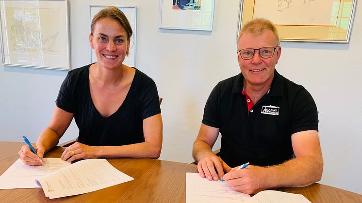 Caroline Dieker (M), kommunstyrelsens ordförande och Peter Letskog, vd för ÅV-Bygg, har skrivit på kontrakt för om- och tillbyggnaden av Hammars skola.