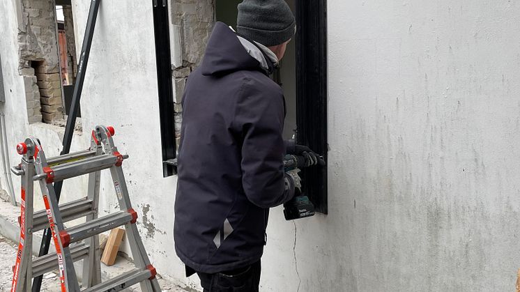 På en gammel trelænget gård bruges Ljungdahls nye fals system OUTFRAME til at holde konstruktionen tæt og tæt mens vinduerne skiftes og ydermuren renoveres. Foto: PR.