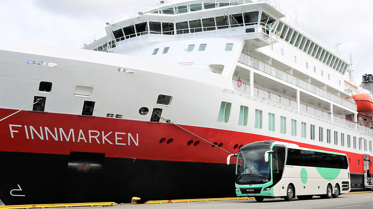 STORAVTALE: Hurtigruten og Tide inngår den største turbuss-kontrakten i Norge noensinne. Foto: TIDE BUSS