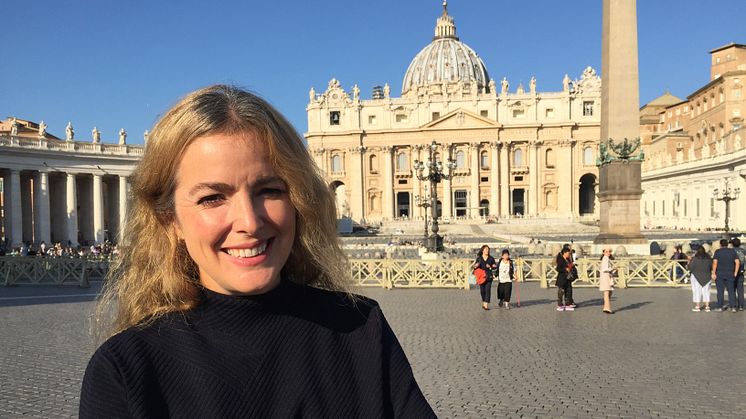 Charlotta Smeds som i år kommenterar midnattsmässan direkt från Vatikanen.