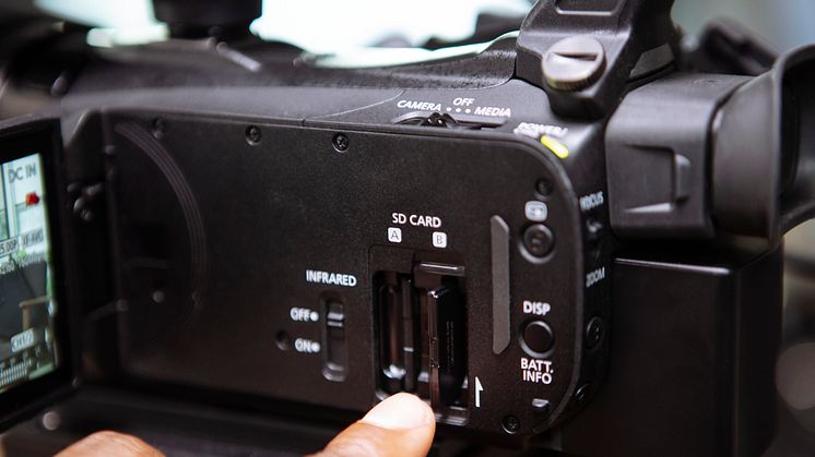 D221A_D221B_Lifestyle_dual-SD-card-slots_67674