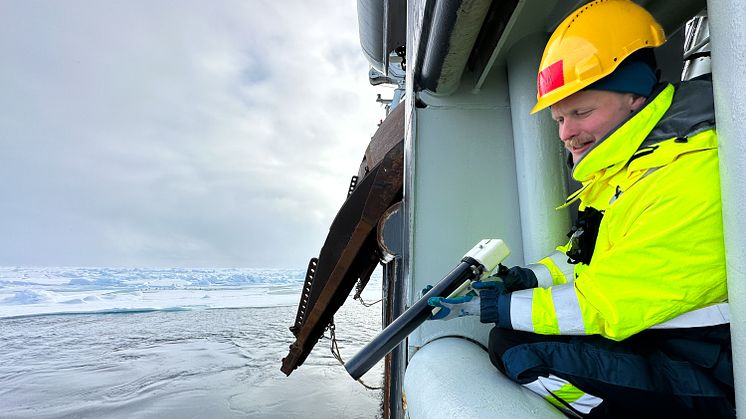 Achim Randelhoff (Akvaplan-niva) foretar havmålinger med X-CTDen fra akterdekk av RV Kronprins Haakon uten at skipet må stoppe opp. Dataene vil gi kunnskap om hva slags miljø fisk og plankton lever i (Foto: Trine Lise Sviggum Helgerud, NPI)