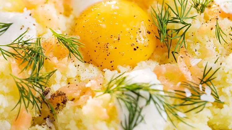 Månadens recept i oktober: Pressad potatis med äggula, rökt lax och dill