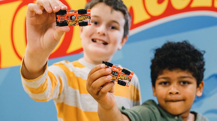 Das innovative Design ermöglicht es Kindern, den Bewegungsspielraum eines Hot Wheels-Autos zu nutzen, indem sie es vorwärts und rückwärts rollen und auf den Kopf stellen.