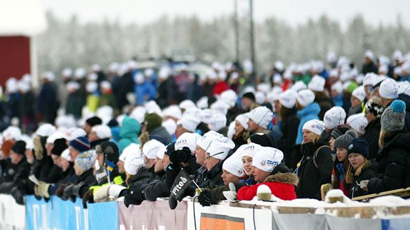 Publikhav med den vita SM-mössan som blev en succé när Piteå införde den under SM-veckan 2016. Foto: Ulf Gustafsson