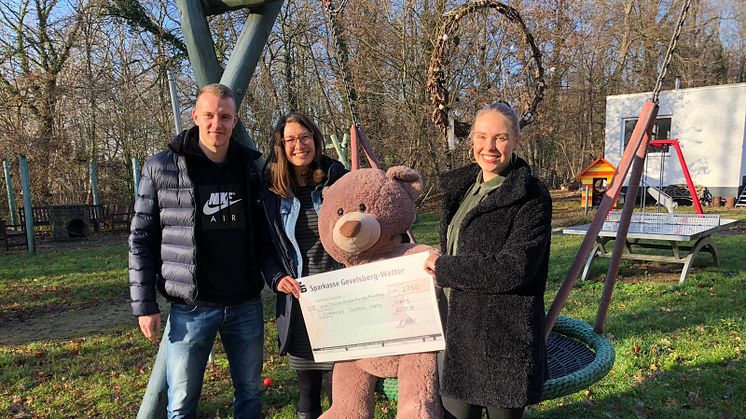 Laura und Lukas vom Bright Side For Kids e.V. übergeben den Spendenscheck an Ulrike Herkner von Bärenherz (Mitte)