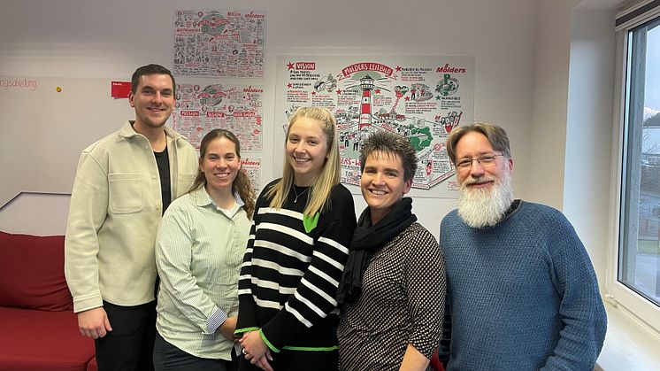 Mit Melanie Lange von der hagebau Akademie (2. v. li.) hat das Mölders-Projektteam unter Leitung von Cécile Meyer-Bartsch (2. v. r.) einen eigenen Qualifizierungsbereich für die Firma Mölders in der hagebau-Lernwelt geschaffen (Foto: hagebau)