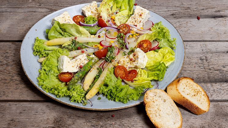 Rezept Bunter Spargelsalat mit Camembert: frischer Frühlingsgenuss ganz außergewöhnlich. Hier trifft cremig-würziger Camembert auf zarte, königliche Stangen und knackigen Salat.