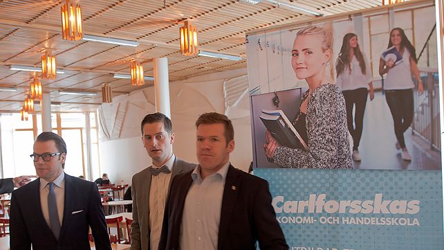 Prins Daniel vid besöket på Carlforsskas Ekonomi- och Handelsskola