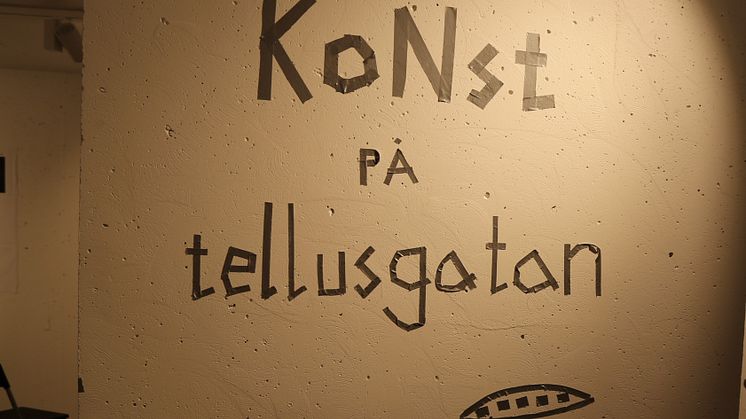 Hyresgästerna på Tellusgatan får utforska konstförslagen i utställningslokalen och rösta på sin favorit