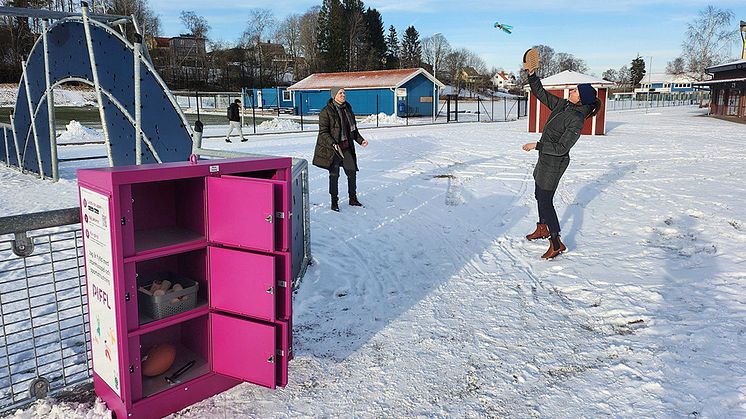 Emma Kronberg från Ale kommun och Per Stangel från Piffl provar VOLI Paddle vid nya Pifflboxen i Älvängen