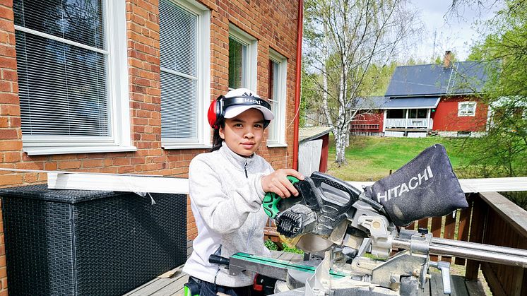 Välj byggprogrammet tjejer! uppmanar andra års eleven Premwade Korva som gör praktik hos Byggpolarna i Övertorneå som just nu gör ett renoveringsjobb hos oss på Utbildning Nord