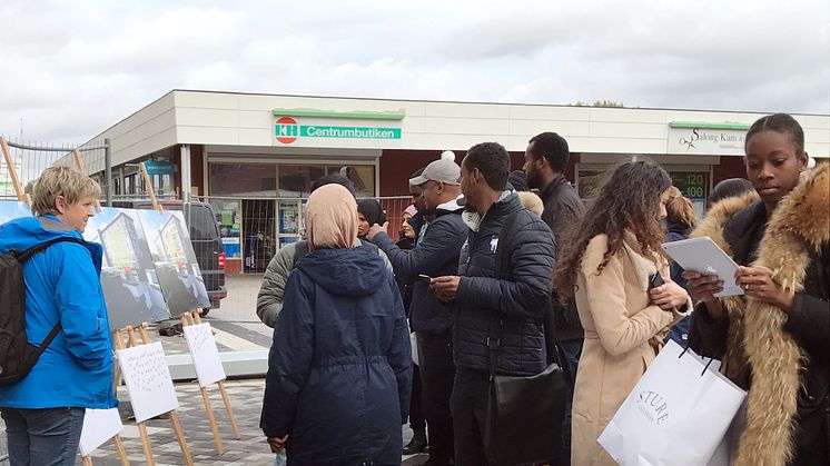 Det var en välbesökt medborgardialogen på Hammarkulletorget, där vinnaren bland tre fasadförslag skulle koras. Bland annat röstade en klass från Folkhögskolan i Angered och ställde frågor till fastighetsförvaltare Ulrika Evenås.