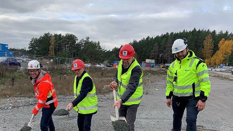 ﻿ ﻿Första spadtaget för Brf Honungskupan i Sigtuna stadsängar