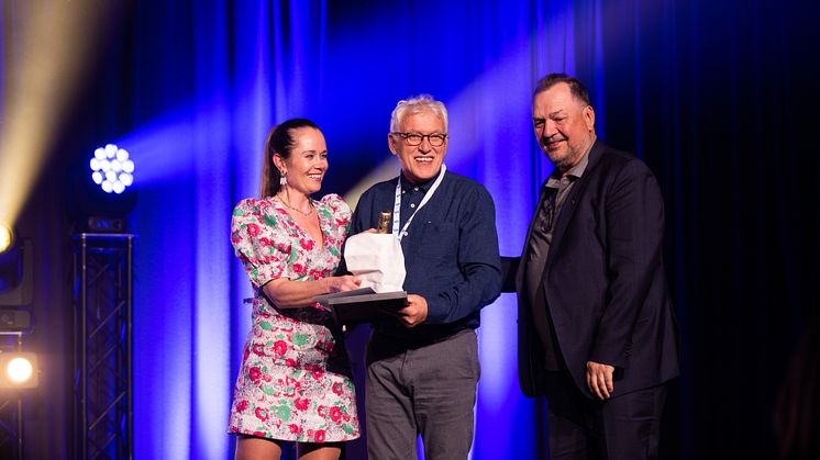 Alf Stig Holsmo, VB Lofoten Vann og Varme, vinner av VB Hederspris 2023. Sammen med Kathrine Auestad, prosjektleder VB Samlet og konsernsjef Anders Almestad. Foto: Anne Lise Norheim