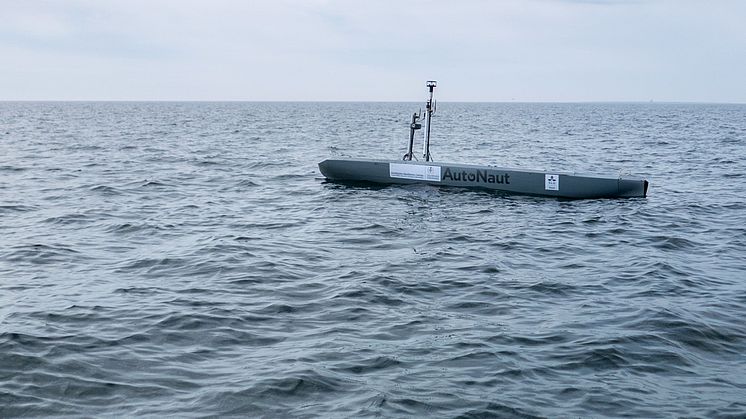 Datainsamling runt Stora Karlsö i Östersjön juni 2017 med en vågdriven “Autonaut”, i ett projekt med SLU Aqua och Stockholms universitet.  Foto: Jonas Hentati Sundberg