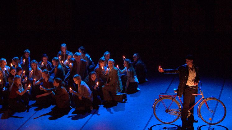 I skuggan av Falubränderna - fr. v. Teater- och danselever från Lugnetgymnasiet, Caroline Rendahl, Susanne Hellsteröm, Mattias Åhlén, Magnus Samuelsson