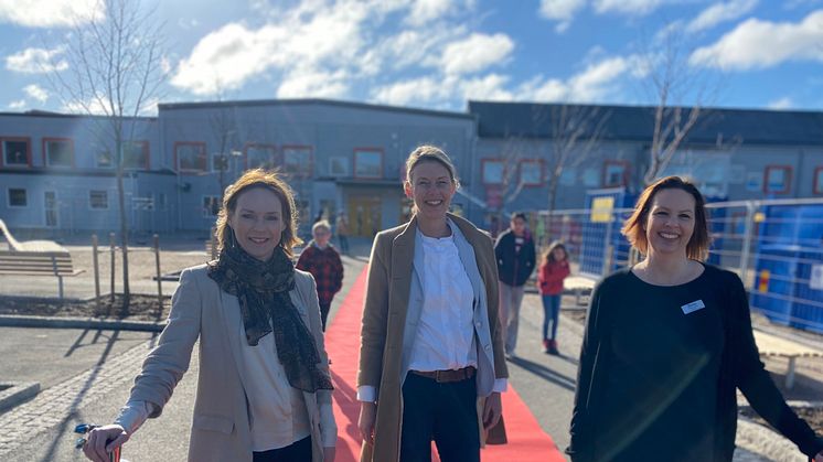 Rektorerna Petra Granlund, Camilla Radovan och Ulrika Lundin rullar fram den röda mattan för gästerna till invigningen den 1 april