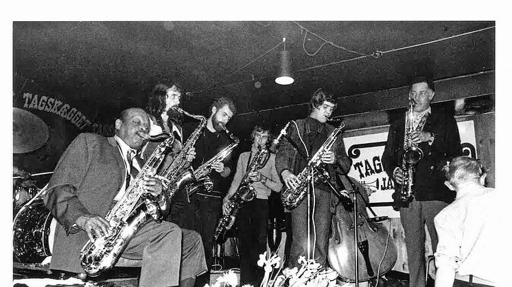 Jazzhus Tagskægget, Aarhus (1967-73). Fra venstre: Ben Webster, Holger Laumann, Finn Odderskov, ukendt baritonsaxofonist, Jesper Thilo og Dexter Gordon. 