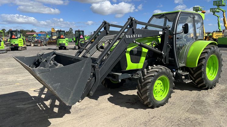 Where agriculture and construction machinery meet: The tractor (here a Kubota M5111 LP) is probably the most widespread machine in agribusiness. In 2021, almost 150,000 of these agricultural tractors were newly registered across Europe. (© Surplex).