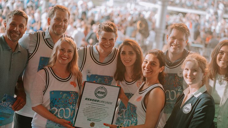 Glückliche Weltrekordhalter: v.l. Moderator Florian Ambrosius, Jochen Ehlert, Sandra Emmerich, Janik Kirchgeßner, Farah Feki, Schirin Memarpuri, Gunnar Görtz, Helen Golling von der Gothaer sowie vorne rechts Laura Kuchenbecker vom RID