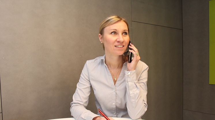 Kristin Edvardsen Måsø er en av kundekonsulentenen som jobber fulltid med å ringe risikokunder i Norsk Tipping. Foto: Silje Bye Vangen