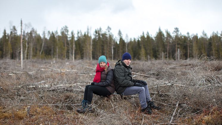 Historikern Anna Sténs och idéhistorikern Erland Mårald (båda Umeå universitet) under en filminspelning. De har tillsammans med ett tvärvetenskapligt team av forskare tagit sig an de stora frågorna om skogen.