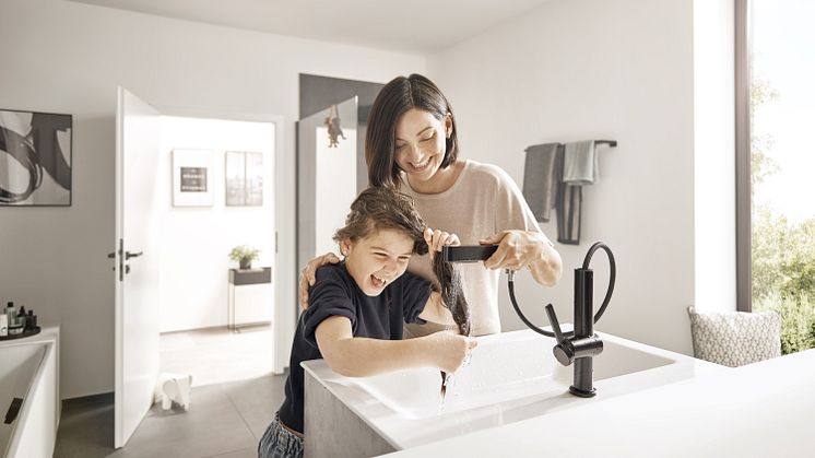 Fleksibel til alle aktiviteter ved håndvasken: det nye håndvaskarmatur hansgrohe Finoris.