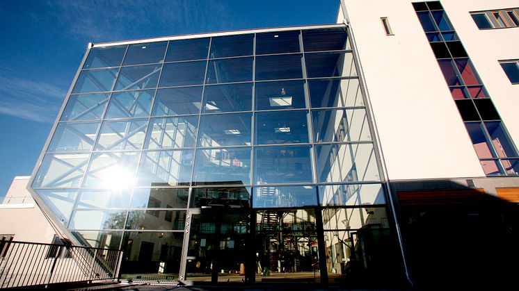 Byggnadens ena sida är helt byggd av glas och släpper in stora mängder dagsljus. För ändamålet valdes Pilkington Activ Suncool™ 70/40.