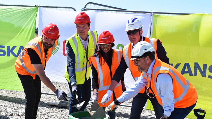 Greenfoods koncernchef David von Laskowski, kommunstyrelsens ordförande Peter Danielsson, samt Skanskas Ida Granqvist, Johan Hedve och Thomas Melkersson.