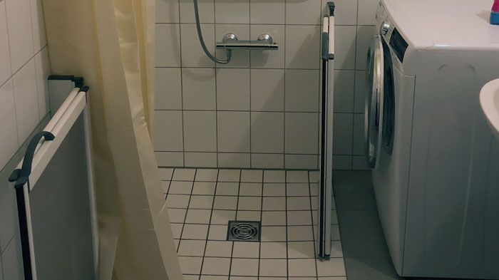 Typische Badzelle mit bodenebener Dusche in Kombination mit dem SANFTLÄUFER Pumpsystem.