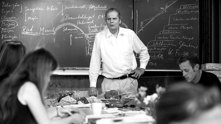 Manfred Klett with students, giving a geology lecture (Photo: Landbauschule des Dottenfelderhofs)