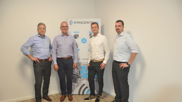 Die Geschäftsführer von PriorityID, Michael Kötter (2.v.l.) und Christian Ungar (4.v.l.), zusammen mit Sander Merkx, Geschäftsführer von Mieloo & Alexander (links) und Eiko Gramlich (3.v.l.), Sales Manager „DACH“