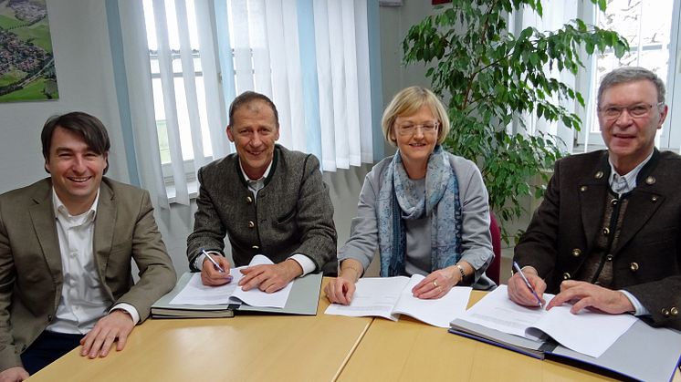 Bleiben Partner bei der Stromversorgung. v.l.: Stefan Drexl (kommunaler Betreuer), Klaus Kostalek (Bgm. Antdorf), Ursula Jekelius (Leiterin Kommunen und Kooperationen Region Oberbayern) und Michael Strobl (Bgm. Habach).