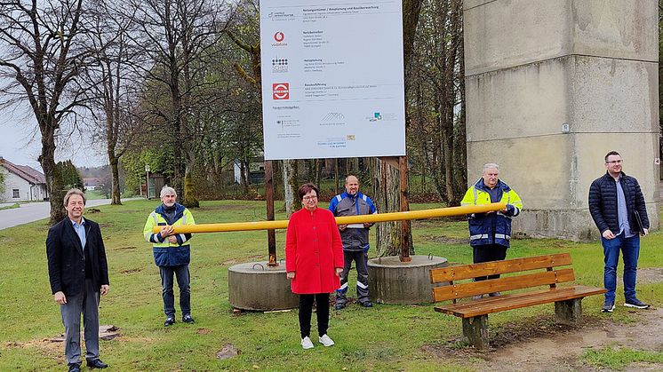 Die Arbeiten in Hirschenbühl für den Erdgasanschluss und die Breitbandanbindung laufen. Bürgermeisterin Barbara Haimerl stellt das Projekt mit Vertretern der beteiligten Firmen vor.